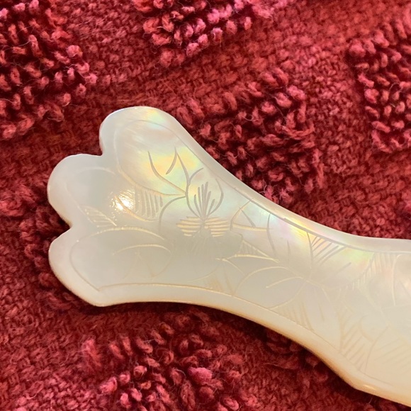 4 1/2 inch shell spoon, in excellent condition - Picture 2 of 5